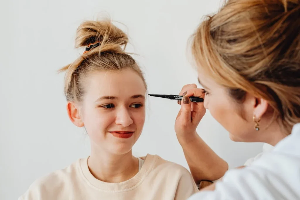Produits pour le visage des adolescents : conseils et astuces pour une peau saine