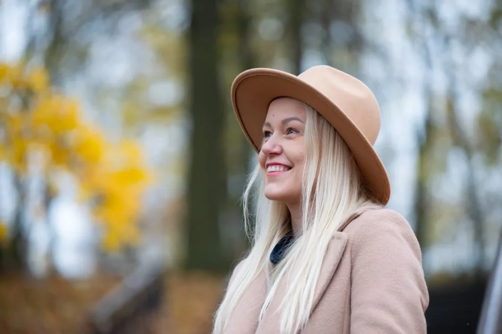 Blond polaire : conseils pour adopter et entretenir cette teinte incontournable