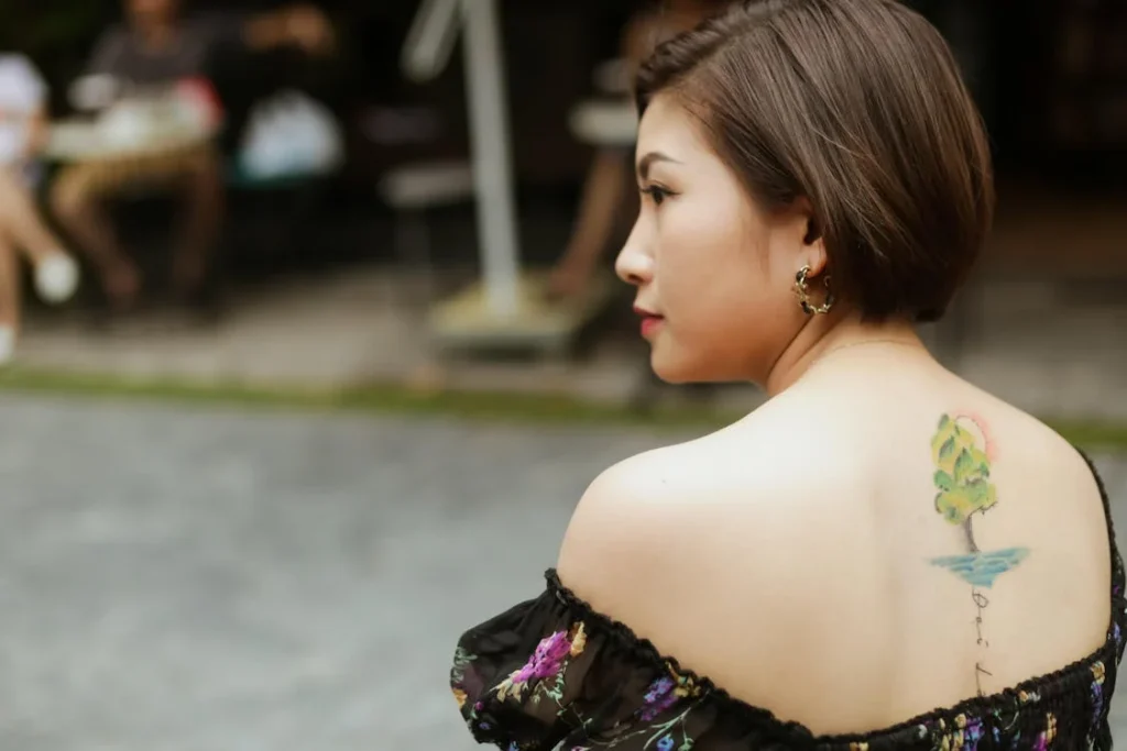 Tatouage discret pour femme sur le dos : symbolisme et sens