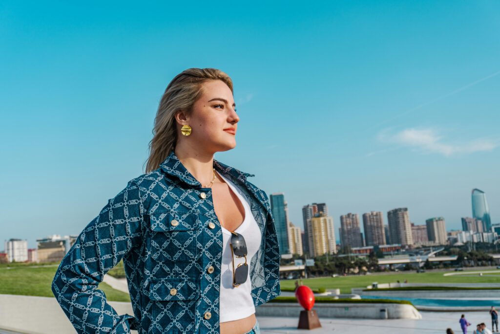 Comment composer une tenue élégante sans en faire trop ?